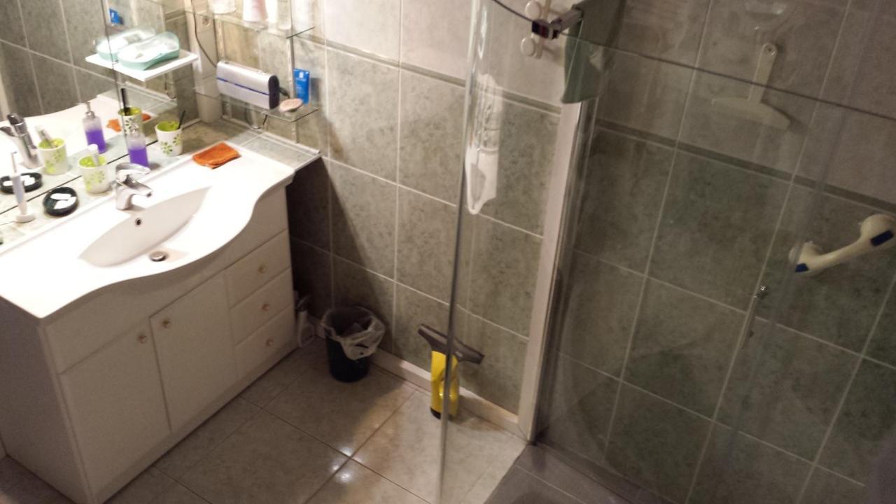 Chambre Privee Avec Salon, Garage Voiture, Velos, Motos Tourville-sur-Arques Екстериор снимка